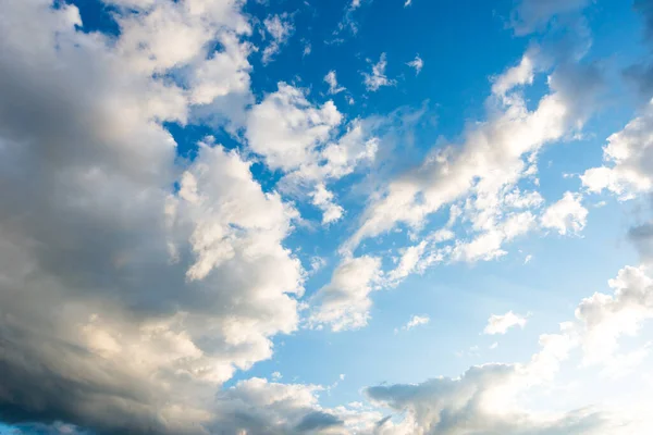 Gökyüzünde güneşli bulutlar