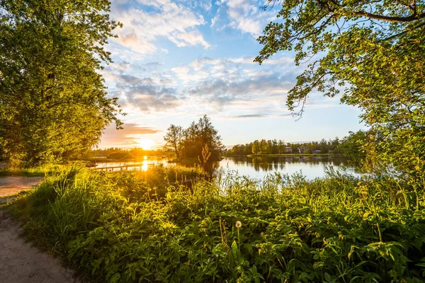 夕阳西下的湖面 从桥上的小径上眺望 — 图库照片