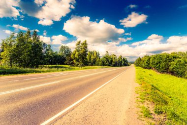 Ormanda kırsal yol Bulutlu bir gün