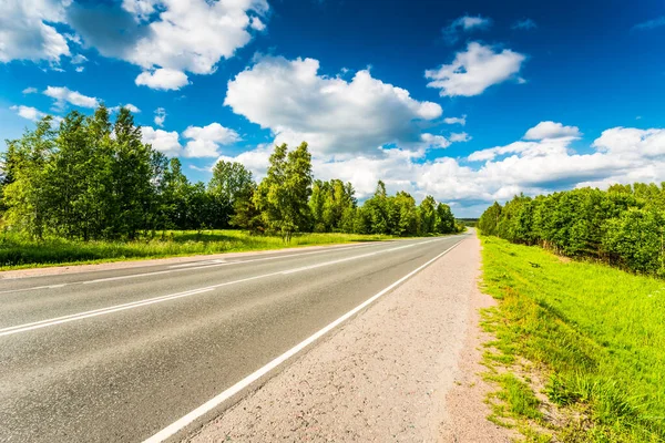 Ormanda kırsal yol Bulutlu bir gün