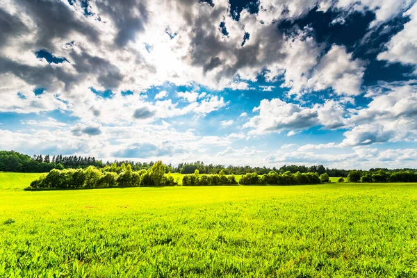 Sonnenlicht Bricht Durch Die Wolken Über Dem Feld Den Vorgärten — Stockfoto