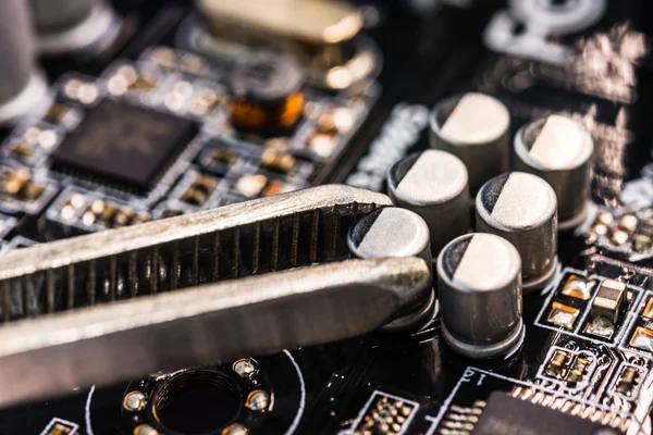 Reparação de computadores, capacitor de instalação — Fotografia de Stock