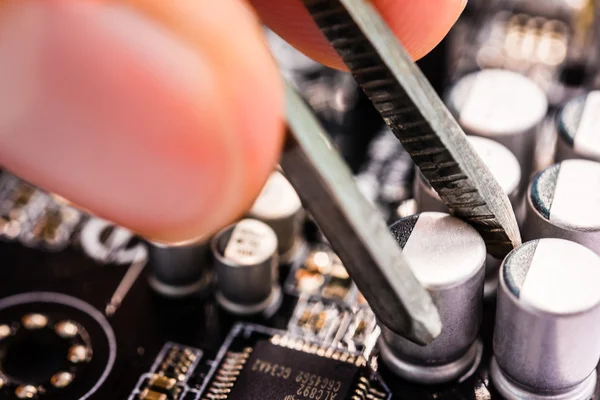 Computer reparatie, installatie condensator — Stockfoto