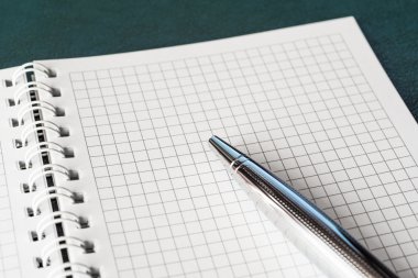 defter bir kalem ile