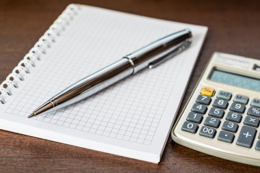 Ofis malzemeleri masanın üstünde.