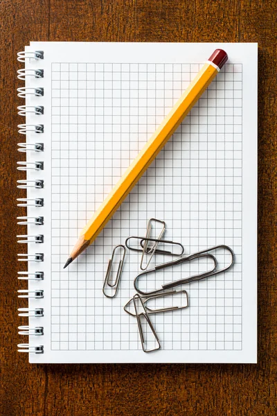 Ołówek i klipy — Zdjęcie stockowe