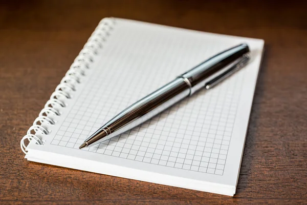 Cuaderno con bolígrafo —  Fotos de Stock
