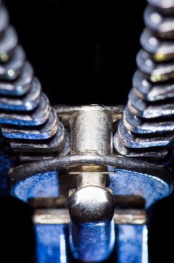 Siyah bir arka plan üzerinde büyük fermuar