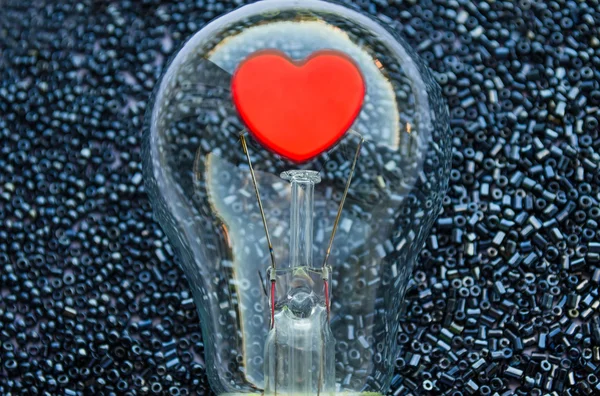 Corazón rojo de una bombilla eléctrica — Foto de Stock