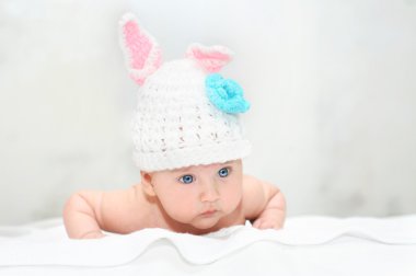 mavi gözlü erkek bebek