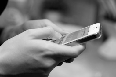 Adam kadın el ve parmak tarafından yazarak telefon tutar