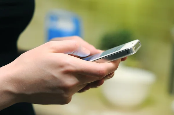 Hombre mujer sostiene el teléfono en las manos y escribiendo por los dedos charlando — Foto de Stock