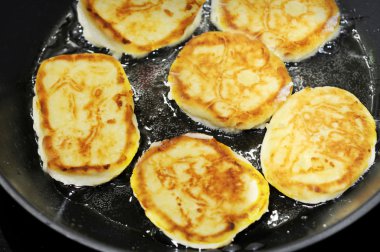 Pankakes fry pan pişirme