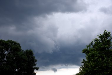 Bulutların üstünde fırtınalı gökyüzü