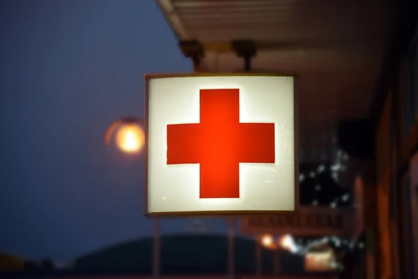 Sala de emergência farmácia vermelho sinal mais — Fotografia de Stock