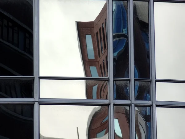 시 창, 뉴질랜드 오클랜드에서에서 건물의 왜곡 된 반사. — 스톡 사진