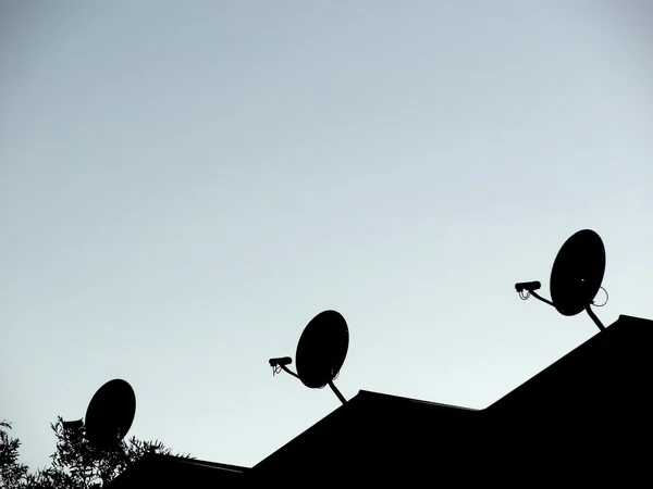 Satellietschotels op dak van het huis — Stockfoto