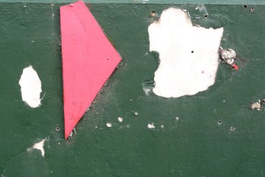 Yeşil arka planda kırmızı üçgen ile soyut duvar deseni