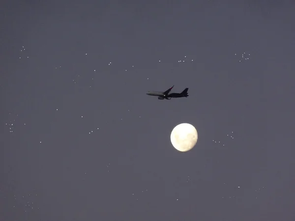 Airliner in flight against a night sky — Zdjęcie stockowe