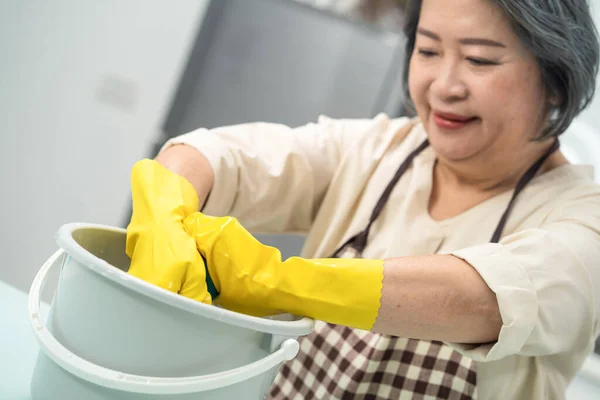 Asiática Edad Avanzada Mujer Retorciendo Trapo Húmedo Para Limpiar Mostrador — Foto de Stock