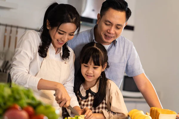 Азиатская Счастливая Семья Мама Готовит Еду Ужин Кухне Дома Любить — стоковое фото