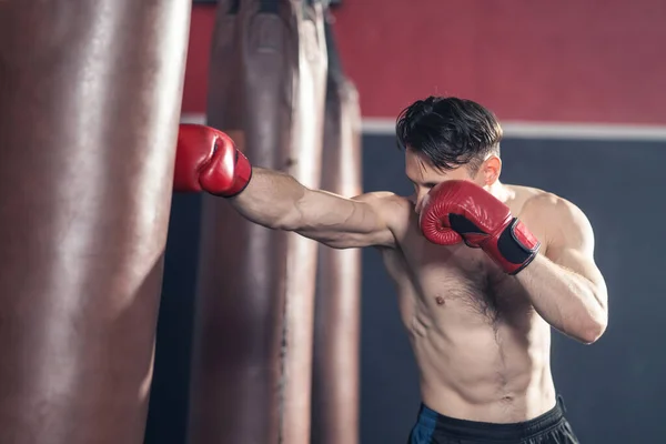 Homem Fisiculturista Caucasiano Atleta Sem Camisa Usar Luvas Boxe Fazendo — Fotografia de Stock