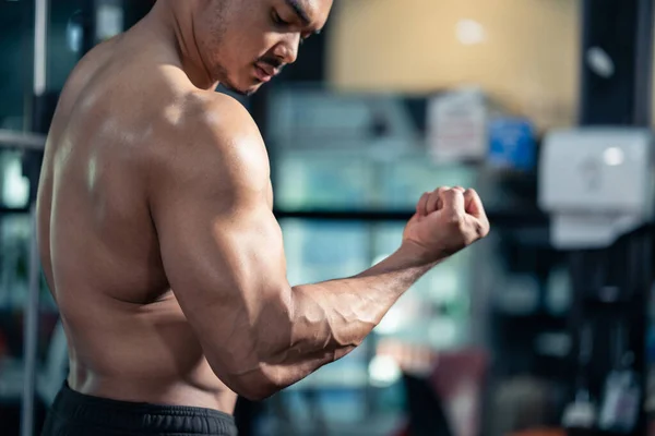 Retrato Deporte Activo Masculino Atleta Mostrando Músculos Tomar Calmante Respiración —  Fotos de Stock