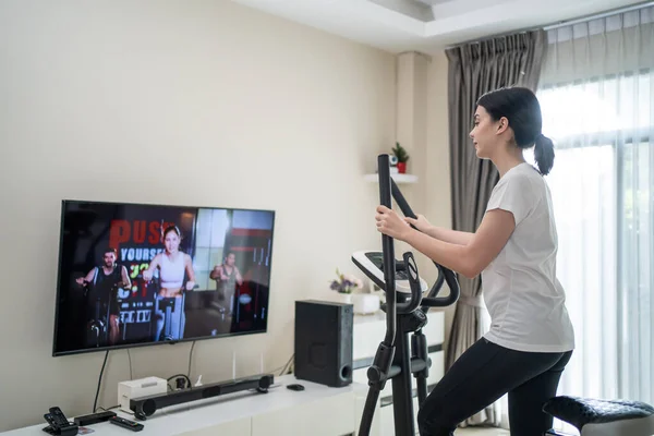 Asian Sport Frau Training Durch Fitness Live Oder Video Tutorial — Stockfoto