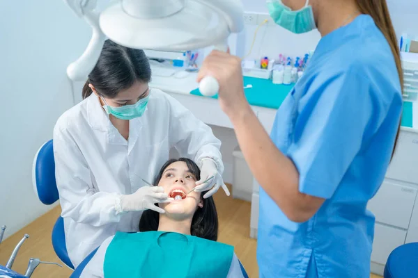Aiuto Assistente Femminile Asiatico Medico Supporto Regolando Luce Chirurgica Dentale — Foto Stock