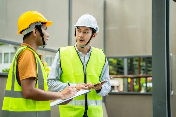 Trabajador Asian Colleagues Equipo Especialistas Que Usa Casco Seguridad Protección — Foto de Stock