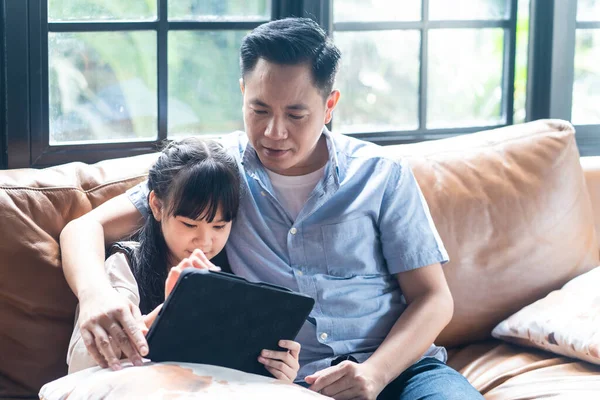 Asiatisches Familienmädchen Und Vater Mit Tablet Spielen Gemeinsam Heimischen Wohnzimmer — Stockfoto