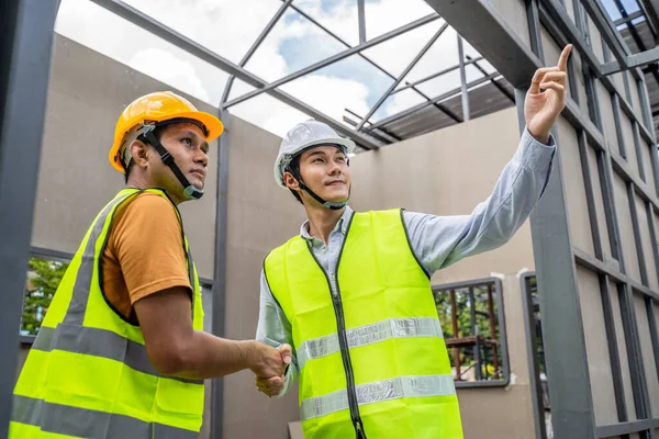 Trabajador Asian Colleagues Equipo Especialistas Que Usa Casco Seguridad Protección — Foto de Stock