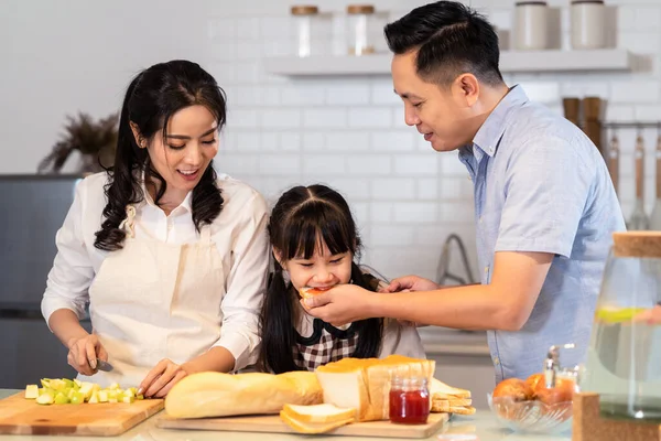Азиатская Счастливая Семья Остается Дома Кухне Проводя Время Вместе Выпечкой — стоковое фото