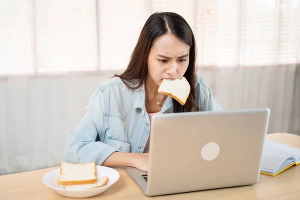 Asiatisk Attraktiv Affärskvinna Hungrig Äta Bröd Full Mun Hast Medan — Stockfoto