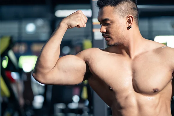 Retrato Deportista Activo Atractivo Entrenador Fitness Atleta Mostrando Los Músculos —  Fotos de Stock