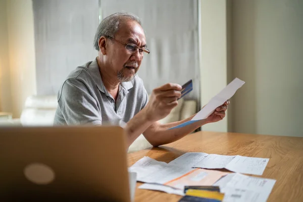 Orang Tua Senior Asia Yang Putus Asa Merasa Khawatir Tentang — Stok Foto