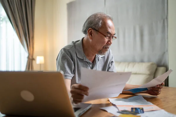 Pria Tua Asia Yang Tertekan Merasa Khawatir Tentang Masalah Keuangan — Stok Foto