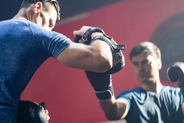 Boxeador Atleta Boxeador Practicar Boxeo Con Profesor Entrenador Aptitud Instructor —  Fotos de Stock