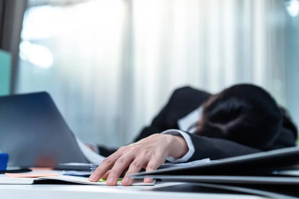 Mujer Negocios Asiática Agotada Empleada Oficina Siesta Escritorio Lugar Trabajo —  Fotos de Stock