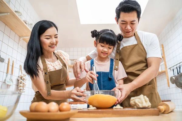Азиатская Счастливая Семья Остается Дома Кухне Выпечке Хлеба Продуктов Питания — стоковое фото