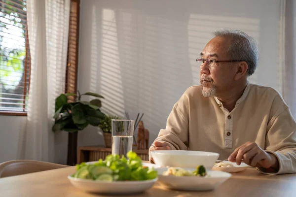 Pria Tua Asia Yang Tidak Bahagia Duduk Sendirian Makan Makanan — Stok Foto