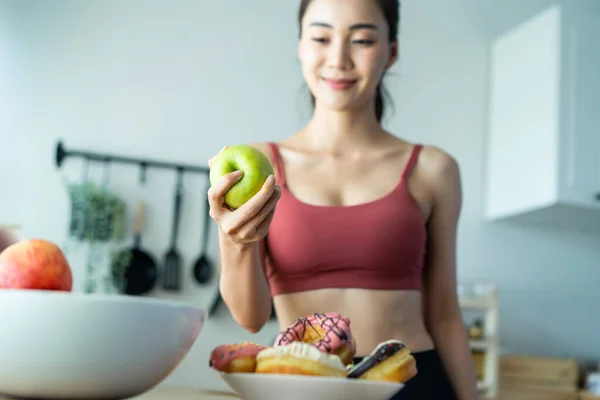 Asiatisch Attraktive Aktive Frau Pflückt Einen Grünen Apfel Der Küche — Stockfoto