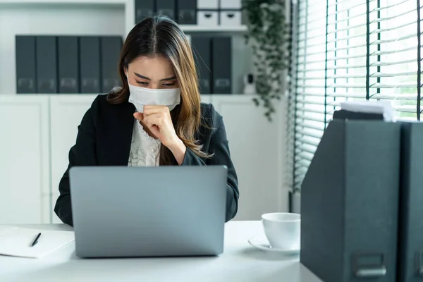 Empresaria Asiática Enferma Ropa Formal Mascarilla Trabajo Lugar Trabajo Atractiva —  Fotos de Stock