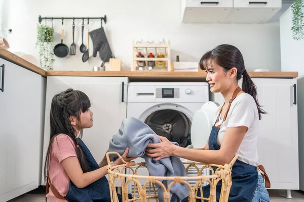 Asiática Feliz Familia Quedarse Casa Madre Enseñar Hija Lavar Ropa — Foto de Stock