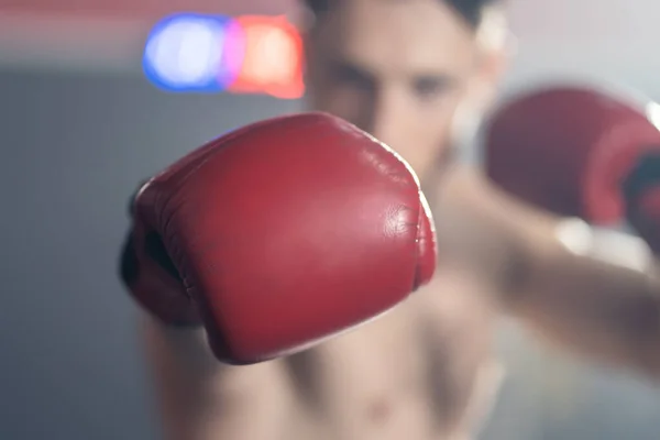 Retrato Boxer Usar Guantes Boxeo Mirar Cámara Gimnasio Fitness Ejercicio —  Fotos de Stock