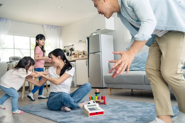 Asiatiques Parents Attrayants Jouent Avec Les Filles Dans Salon Maison — Photo