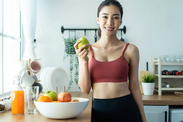 Asiatisk Attraktiv Aktiv Kvinna Plocka Upp Ett Grönt Äpple Köket — Stockfoto