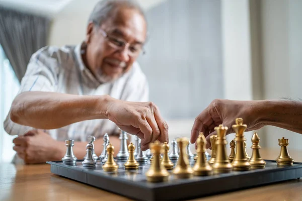 Irmão Se Divertem Jogando Xadrez Em Casa, Tradicional Jogo De Tabuleiro  Chinês, Digital Detox Imagem de Stock - Imagem de batalha, japonês:  219948525