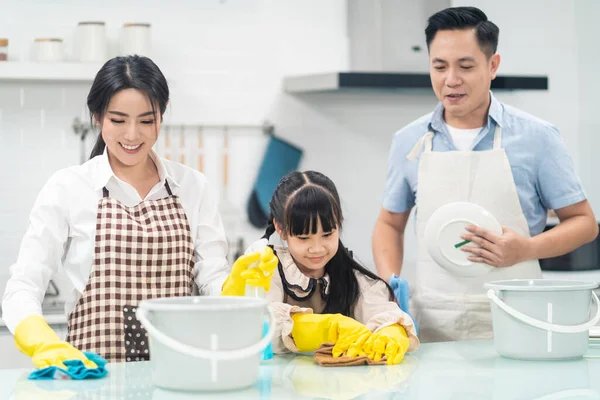 Familia Joven Asiática Enseñando Hija Limpiar Mostrador Cocina Niño Padres — Foto de Stock