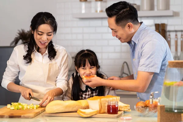 Asiática Familia Feliz Madre Cocinar Comida Para Cena Cocina Casa — Foto de Stock